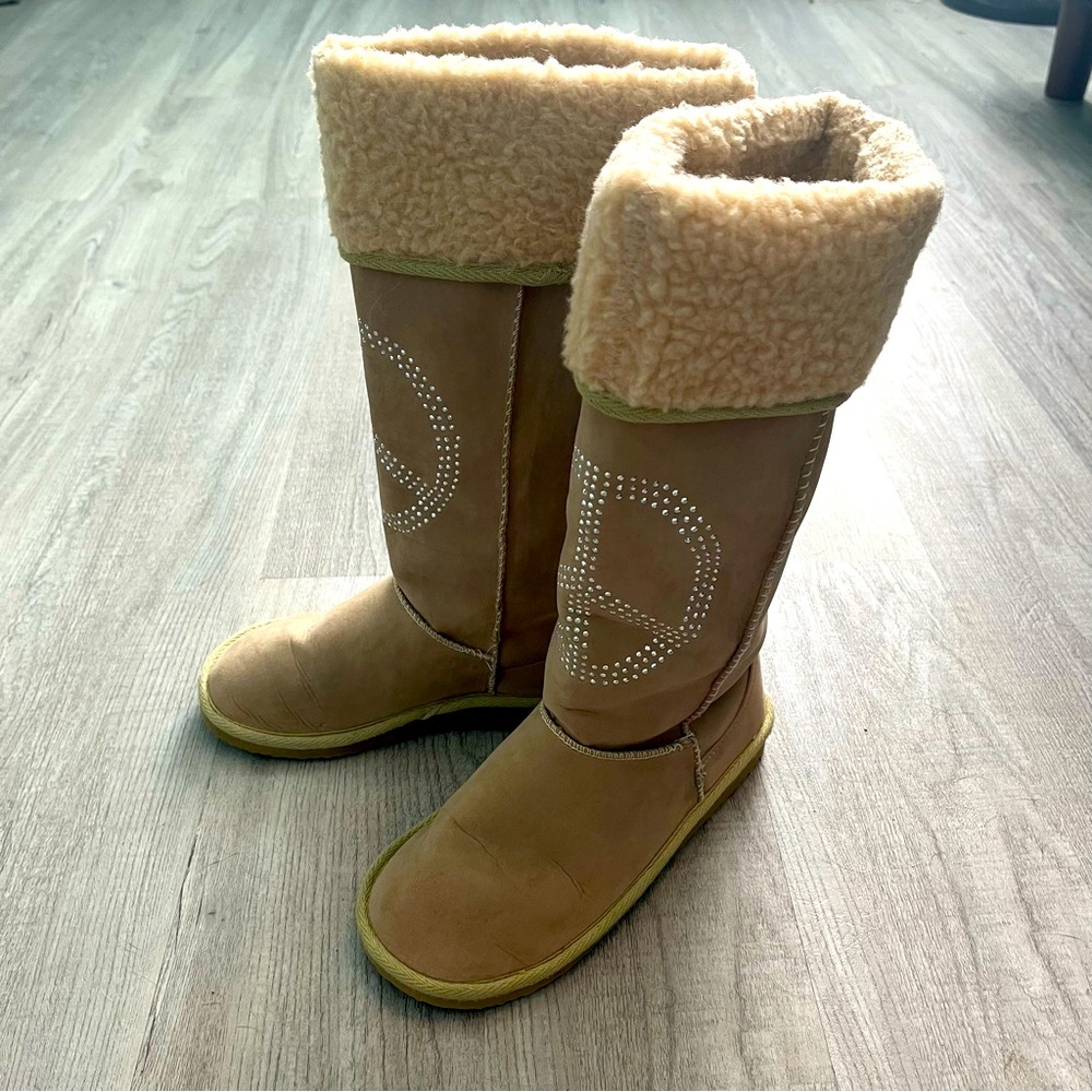 Union Bay Faux Fur Mick Peace Boots Tan Size 7 NWT Rhinestone Peace Sign